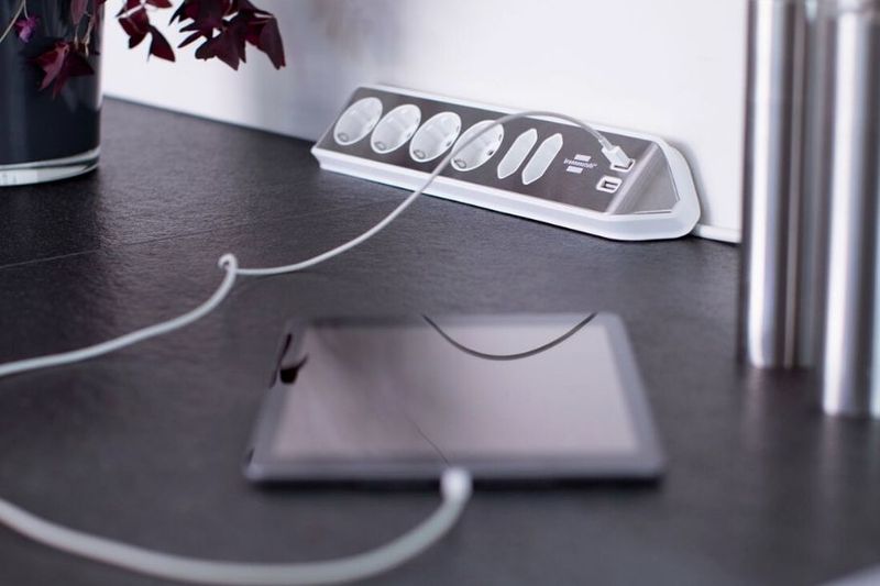 Brennenstuhl Estilo Desktop-Power, 6-veis strømforgrener, 2 USB-porter, Sølv/Hvit